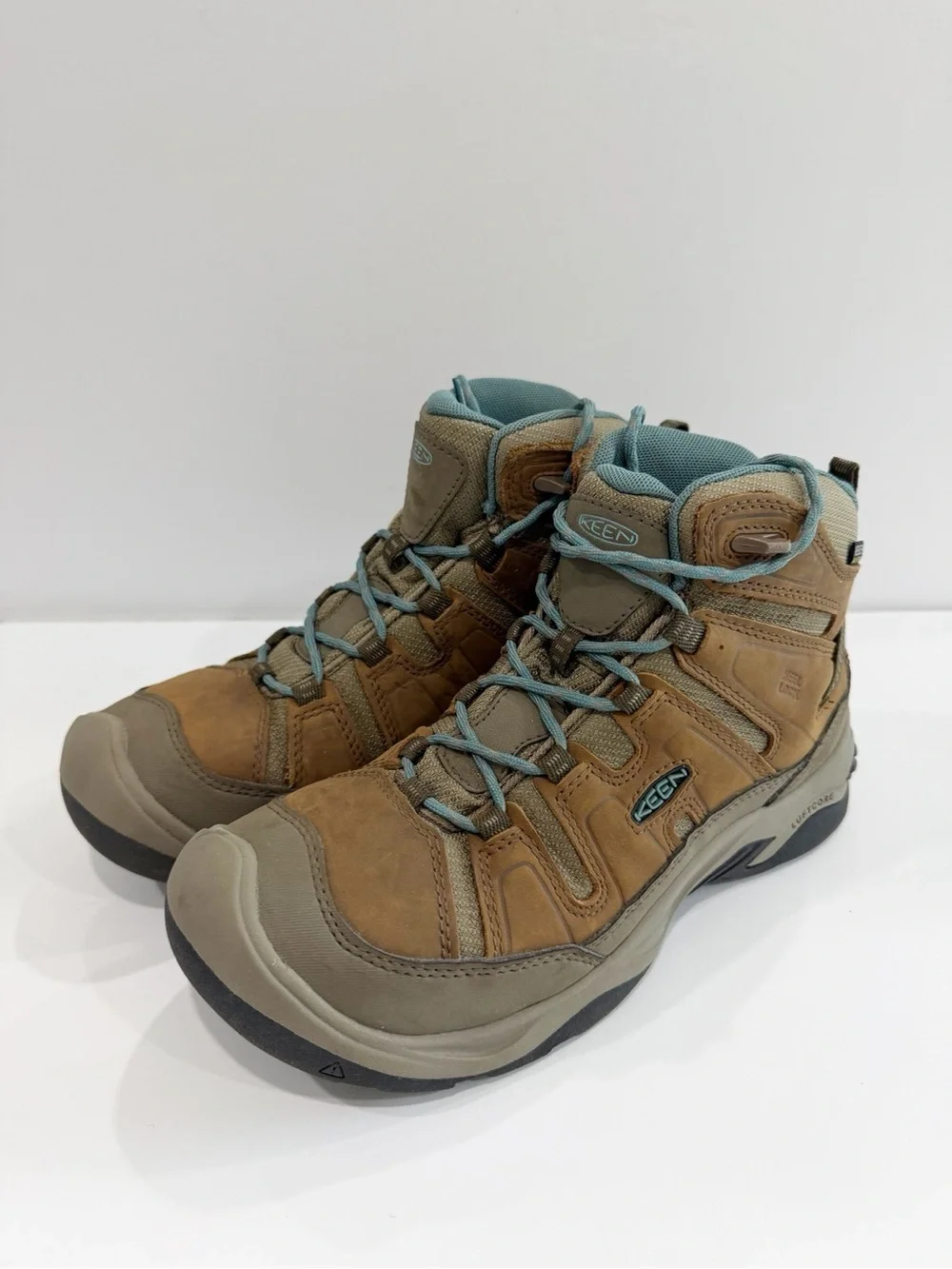 KEEN women's Circadia Mid Waterproof hiking boots